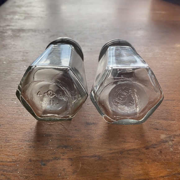 Vintage pair of pressed glass octagon shaped clear glass salt/pepper shakers - Picture 2 of 8